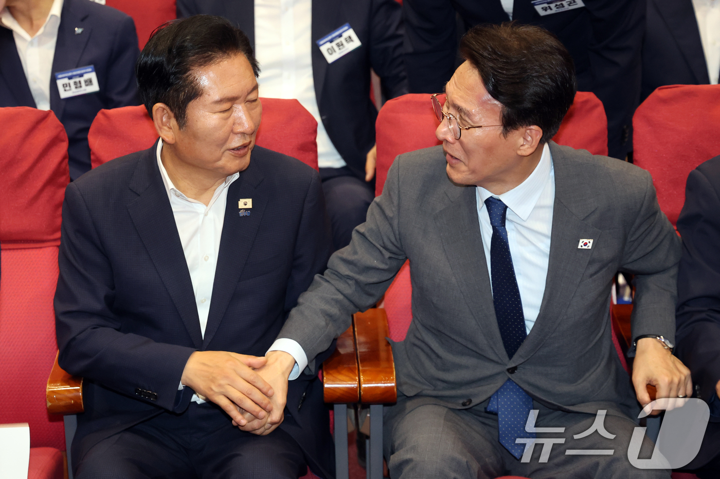 (서울=뉴스1) 황기선 기자 = 김민석 국무총리와 정청래 더불어민주당 대표가 21일 오후 서울 여의도 국회 의원회관에서 열린 '2026 6·3지방선거 단체장 당선자 워크숍'에서 기 …