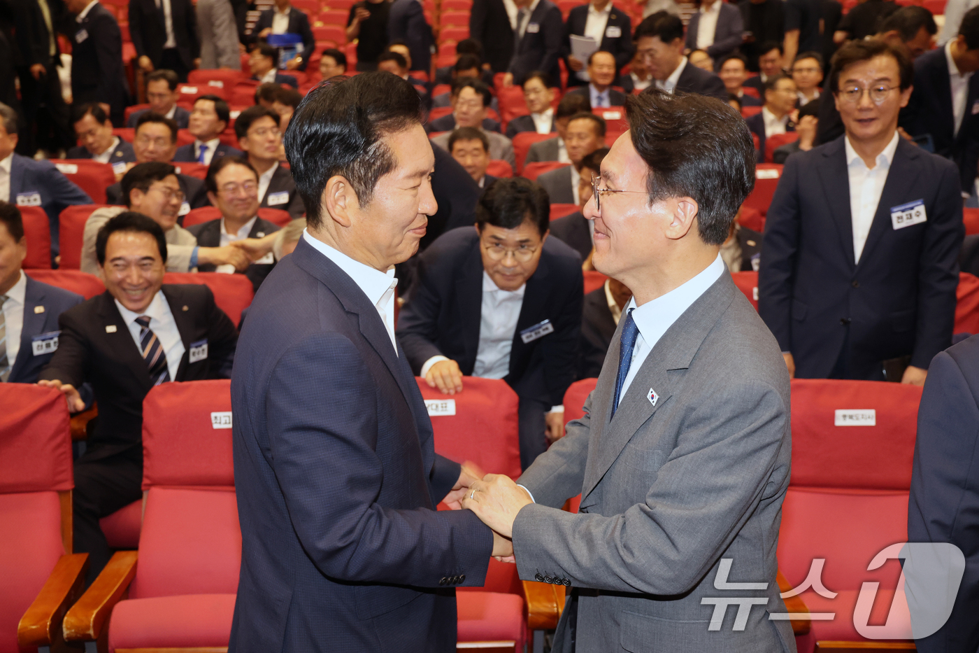 (서울=뉴스1) 황기선 기자 = 김민석 국무총리와 정청래 더불어민주당 대표가 21일 오후 서울 여의도 국회 의원회관에서 열린 '2026 6·3지방선거 단체장 당선자 워크숍'에서 기 …