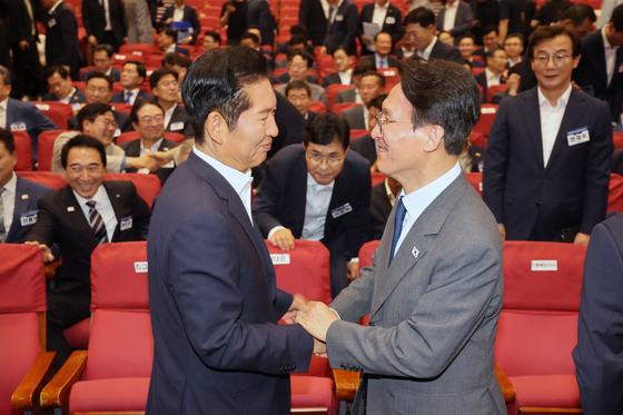 악수 나누는 김민석·정청래