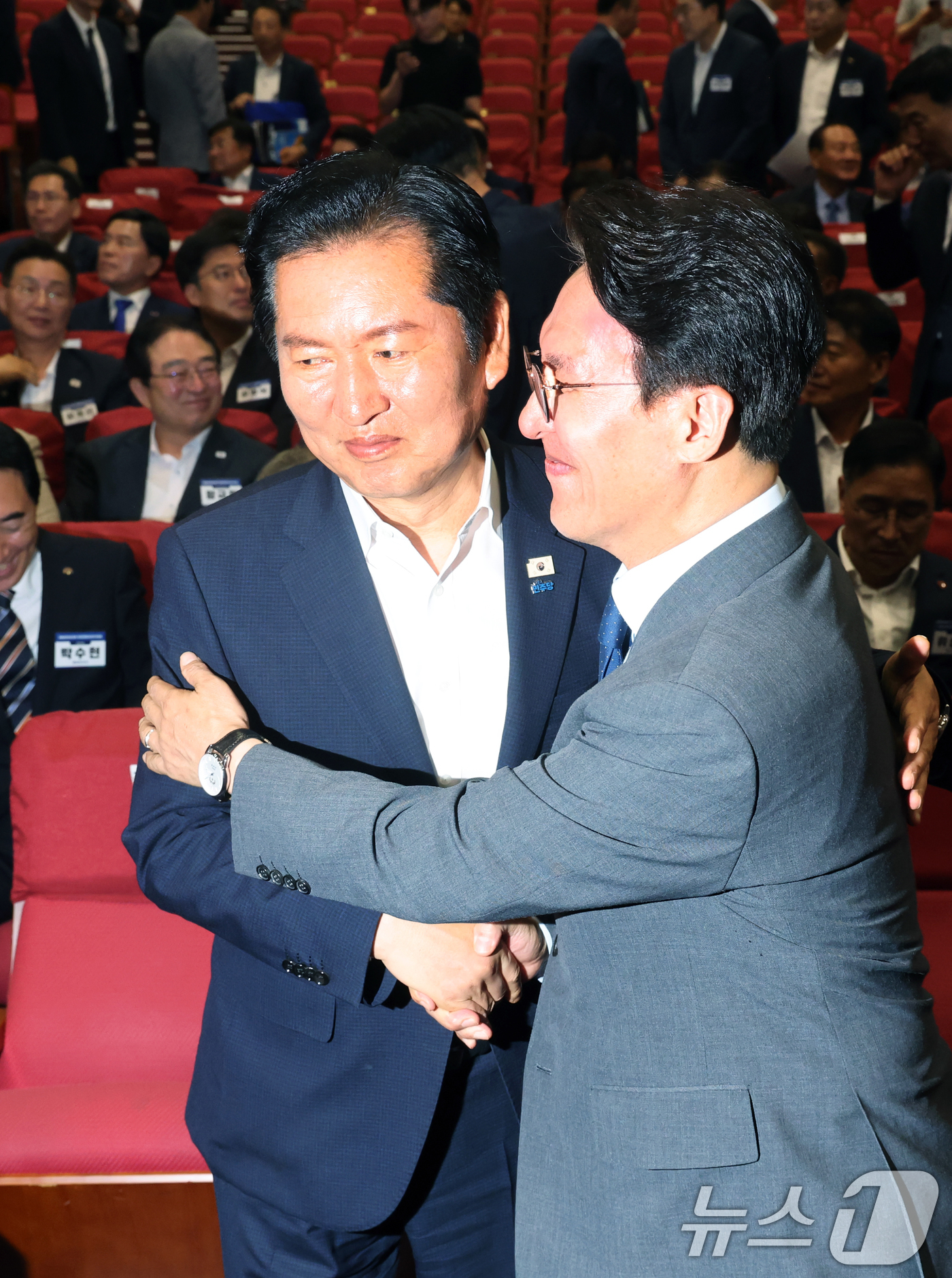 (서울=뉴스1) 황기선 기자 = 김민석 국무총리와 정청래 더불어민주당 대표가 21일 오후 서울 여의도 국회 의원회관에서 열린 '2026 6·3지방선거 단체장 당선자 워크숍'에서 기 …