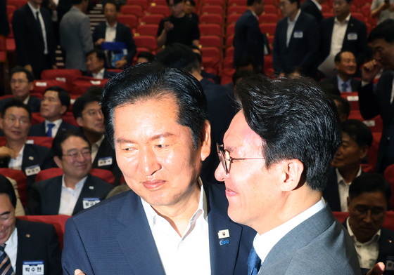 워크숍에서 인사 나누는 김민석·정청래