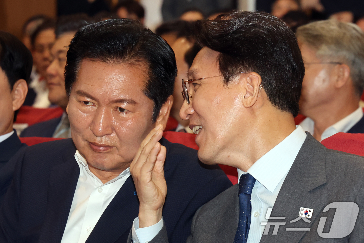 (서울=뉴스1) 황기선 기자 = 김민석 국무총리와 정청래 더불어민주당 대표가 21일 오후 서울 여의도 국회 의원회관에서 열린 '2026 6·3지방선거 단체장 당선자 워크숍'에서 대 …
