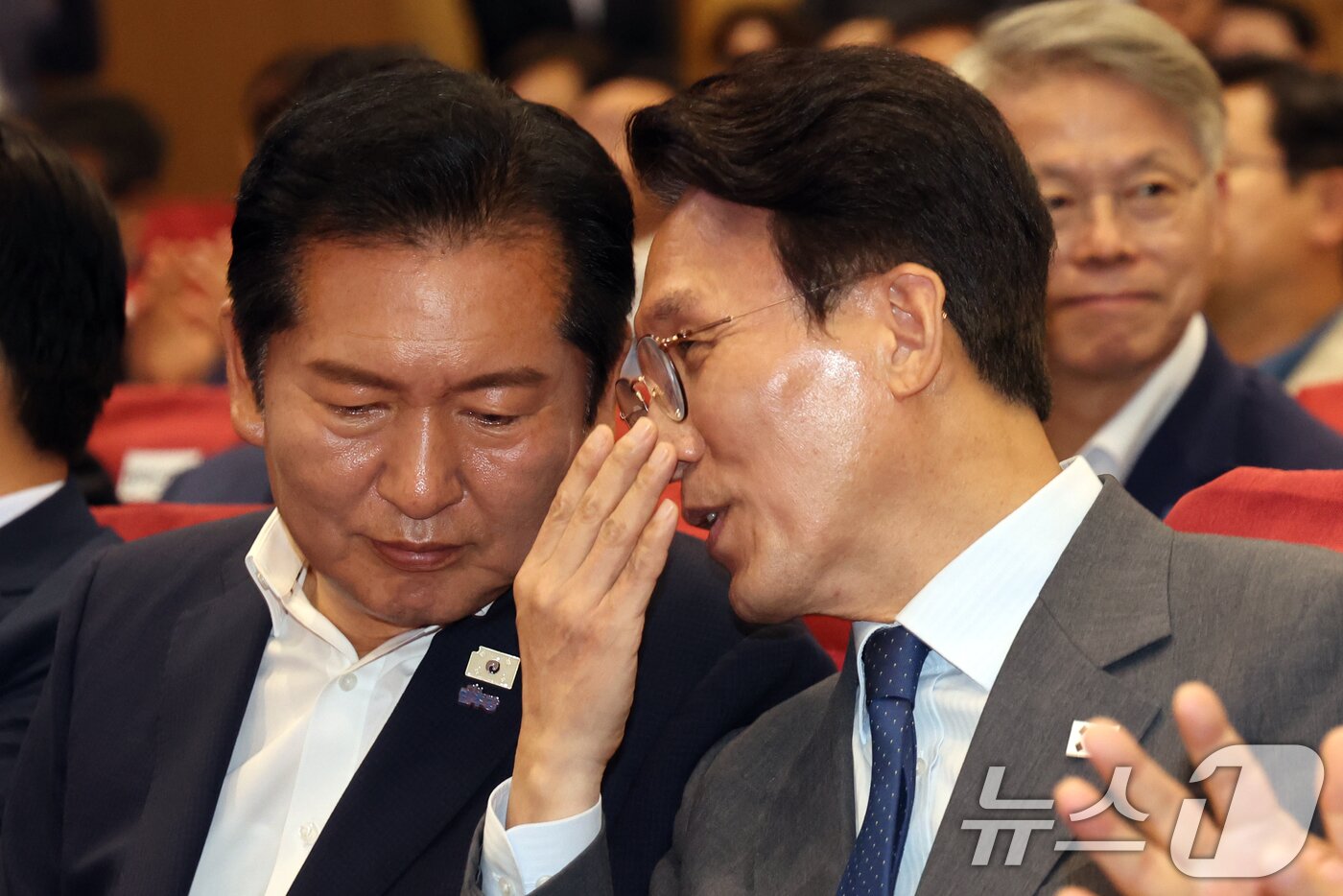 본문 이미지 - 김민석 국무총리와 정청래 더불어민주당 대표가 21일 오후 서울 여의도 국회 의원회관에서 열린 '2026 6·3지방선거 단체장 당선자 워크숍'에서 대화를 나누고 있다. 2026.6.21 ⓒ 뉴스1 황기선 기자