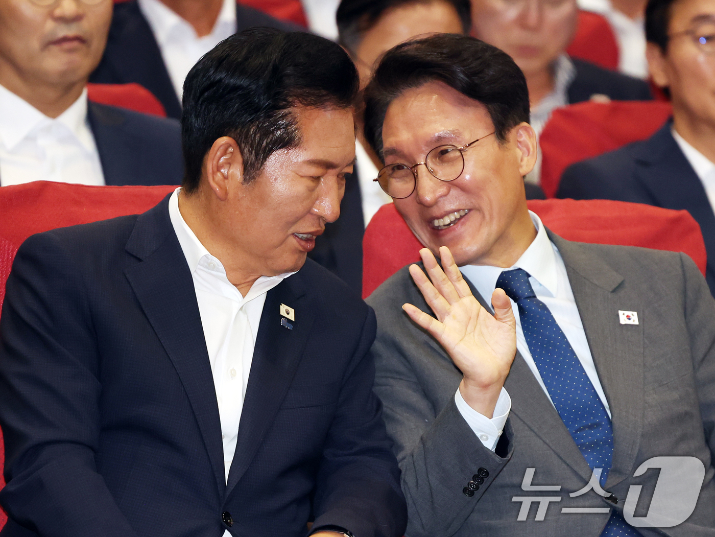 (서울=뉴스1) 황기선 기자 = 김민석 국무총리와 정청래 더불어민주당 대표가 21일 오후 서울 여의도 국회 의원회관에서 열린 '2026 6·3지방선거 단체장 당선자 워크숍'에서 대 …