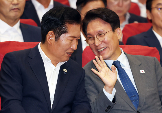 與갈등 고조에 박지원 "할말 많지만 싸우면 다 죽어" 고민정 "이러다 정권 뺏겨"