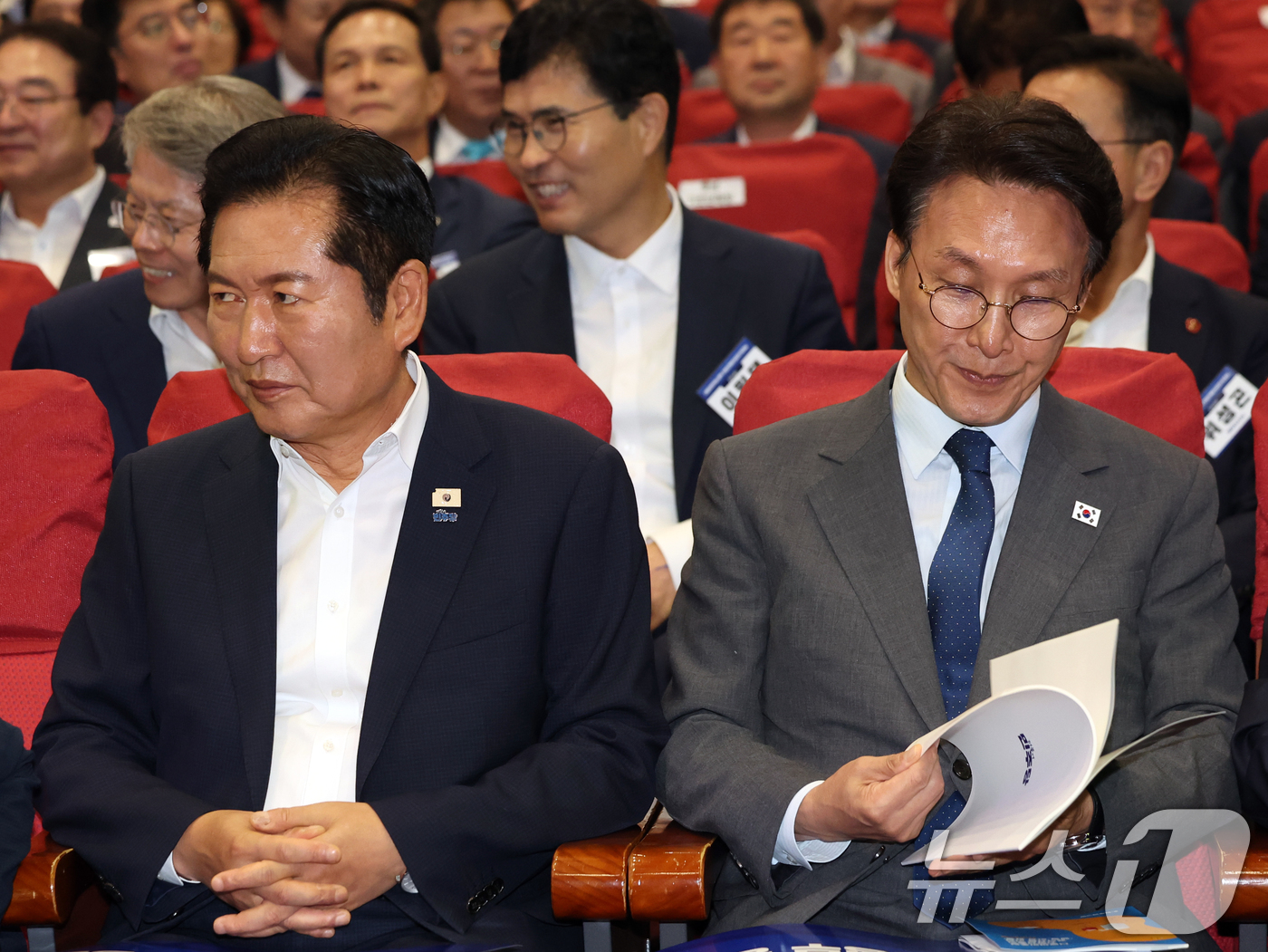 (서울=뉴스1) 황기선 기자 = 김민석 국무총리와 정청래 더불어민주당 대표가 21일 오후 서울 여의도 국회 의원회관에서 열린 '2026 6·3지방선거 단체장 당선자 워크숍'에 자리 …