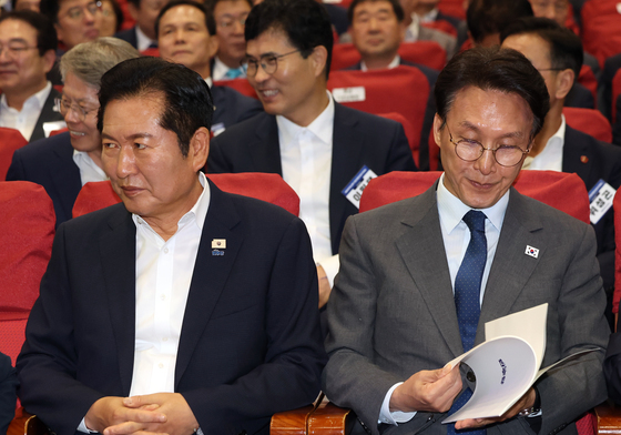 검찰개혁 누가 늦췄나…정청래·김민석, 당권 신경전 '가열'