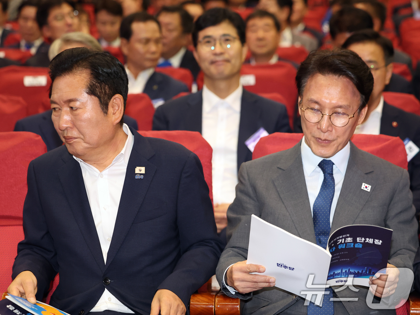 (서울=뉴스1) 황기선 기자 = 김민석 국무총리와 정청래 더불어민주당 대표가 21일 오후 서울 여의도 국회 의원회관에서 열린 '2026 6·3지방선거 단체장 당선자 워크숍'에 자리 …