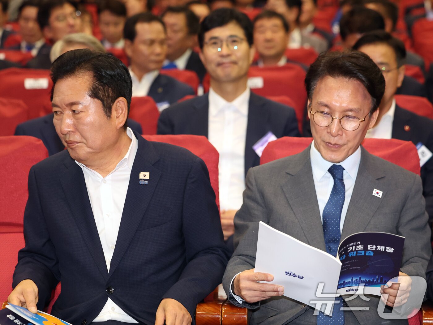 본문 이미지 - 김민석 국무총리와 정청래 더불어민주당 대표가 21일 오후 서울 여의도 국회 의원회관에서 열린 '2026 6·3지방선거 단체장 당선자 워크숍'에 자리하고 있다. 2026.6.21 ⓒ 뉴스1 황기선 기자