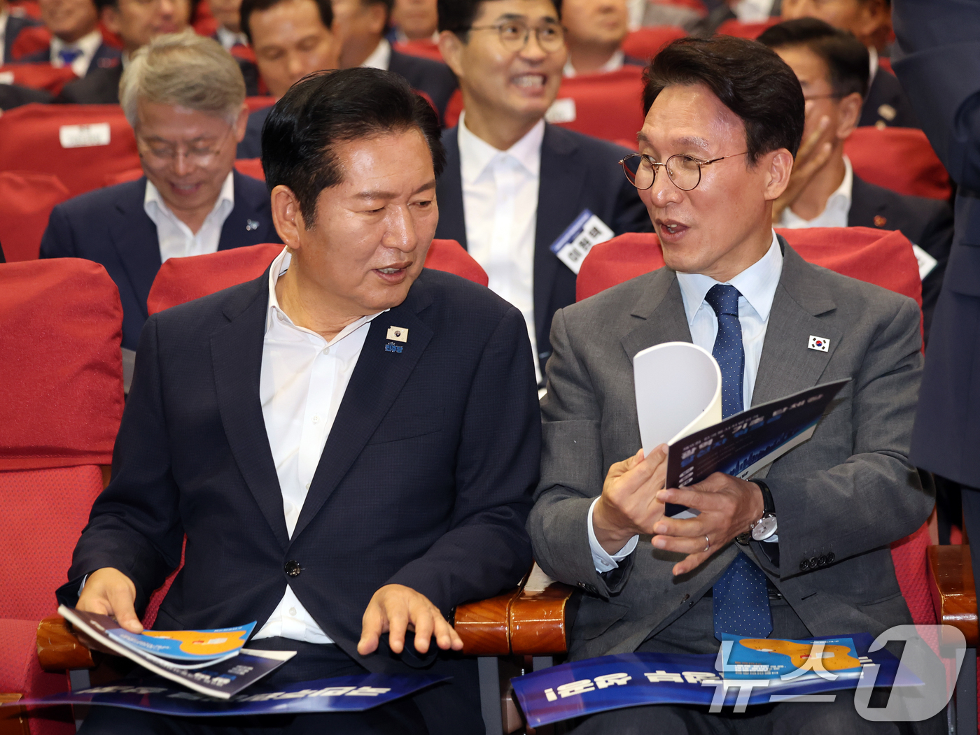 (서울=뉴스1) 황기선 기자 = 김민석 국무총리와 정청래 더불어민주당 대표가 21일 오후 서울 여의도 국회 의원회관에서 열린 '2026 6·3지방선거 단체장 당선자 워크숍'에서 대 …