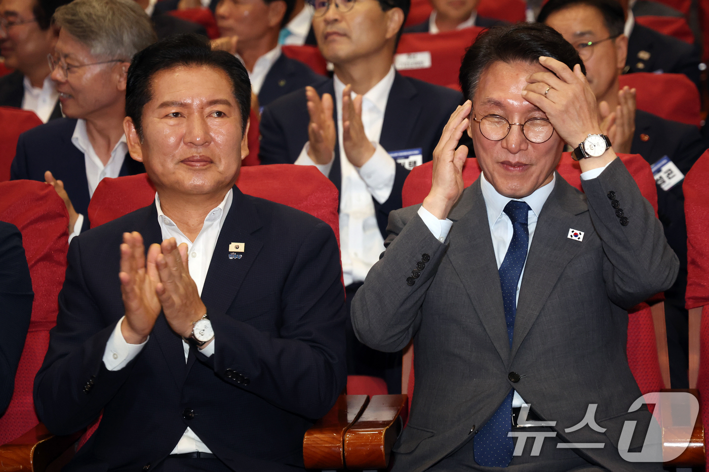 (서울=뉴스1) 황기선 기자 = 김민석 국무총리와 정청래 더불어민주당 대표가 21일 오후 서울 여의도 국회 의원회관에서 열린 '2026 6·3지방선거 단체장 당선자 워크숍'에 이재 …