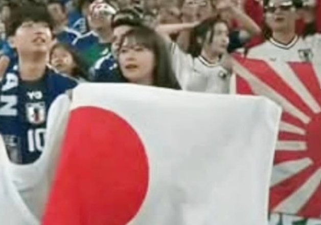 FIFA가 막으면 뭐 하나…일본, 튀니지전 경기장서 또 욱일기 흔들었다