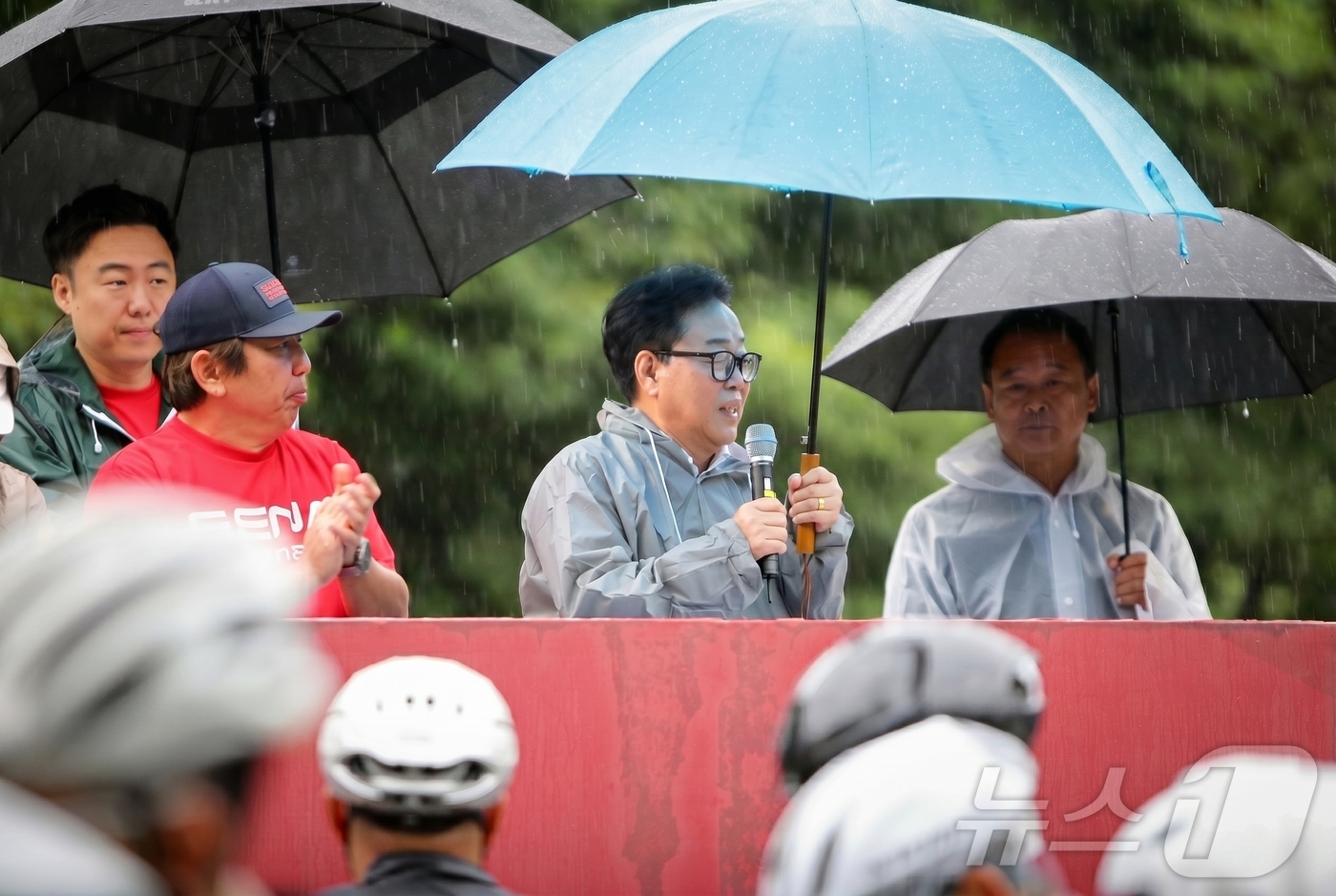 (인제=뉴스1) 이종재 기자 = 지난 20일 강원 인제군 상남면 일원에서 열린 '2026 설악그란폰도' 대회에서 최상기 인제군수가 인사말을 하고 있다.(인제군 제공. 재판매 및 D …