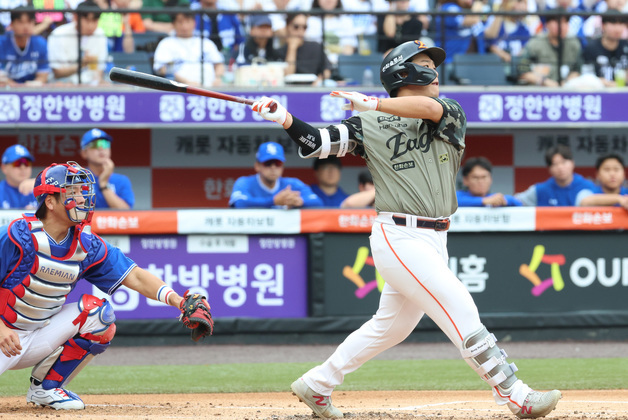 타격하는 강백호