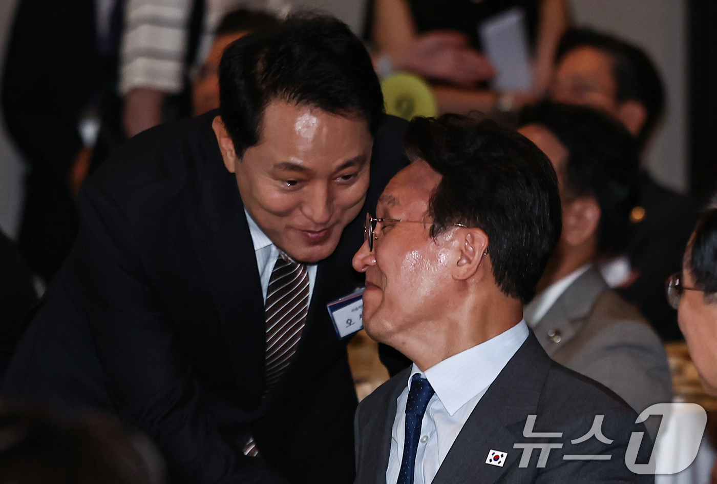 (서울=뉴스1) 김도우 기자 = 김민석 국무총리가 21일 서울 용산구 그랜드하얏트에서 열린 한미우호 평화 컨퍼런스에 참석해 이석하는 오세훈 시장과 인사를 나누고 있다. 2026.6 …
