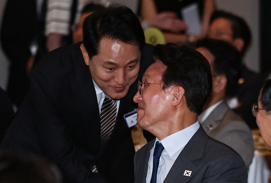 인사 나누는 김민석 총리와 오세훈 시장