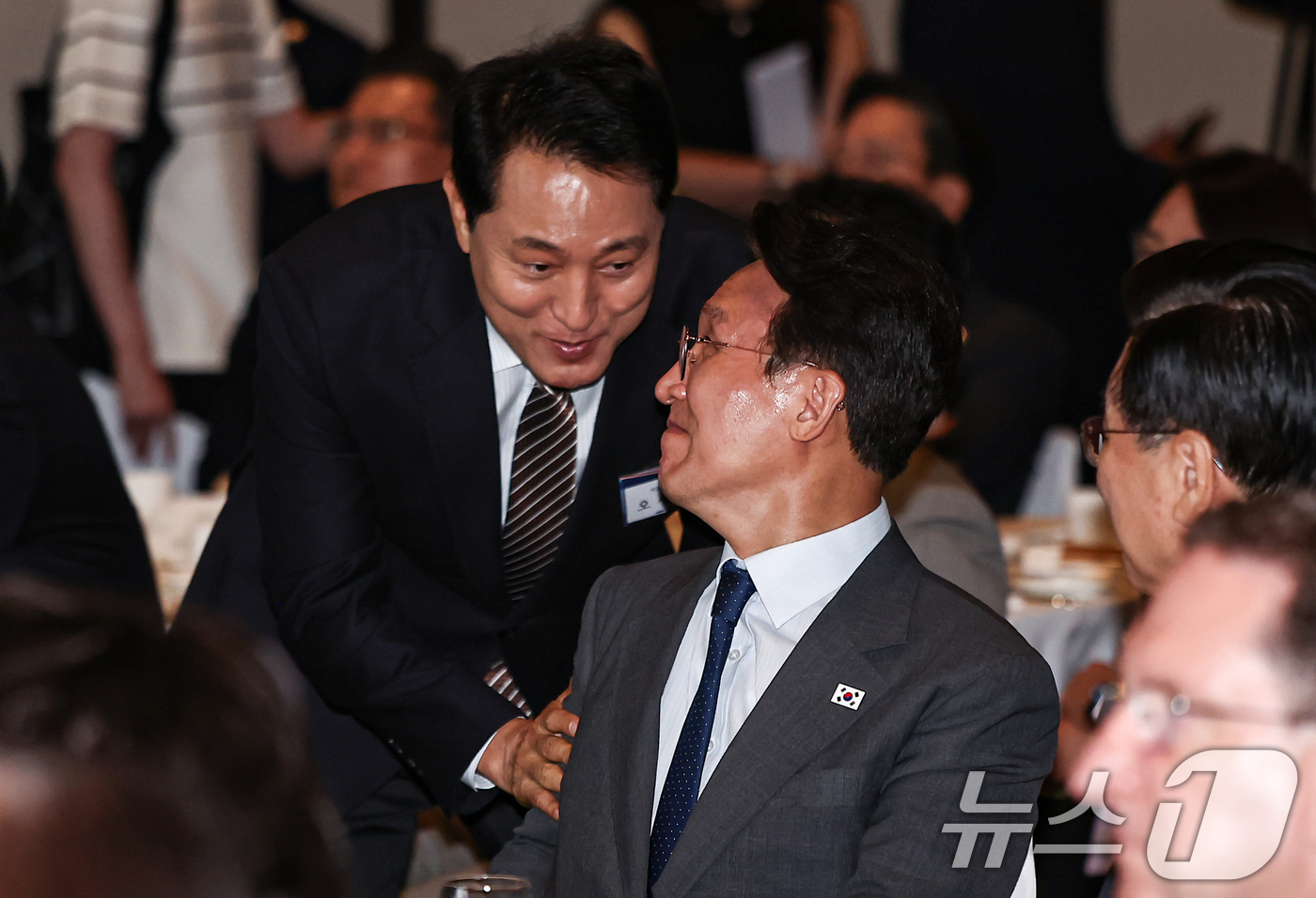 (서울=뉴스1) 김도우 기자 = 김민석 국무총리가 21일 서울 용산구 그랜드하얏트에서 열린 한미우호 평화 컨퍼런스에 참석해 이석하는 오세훈 시장과 인사를 나누고 있다. 2026.6 …