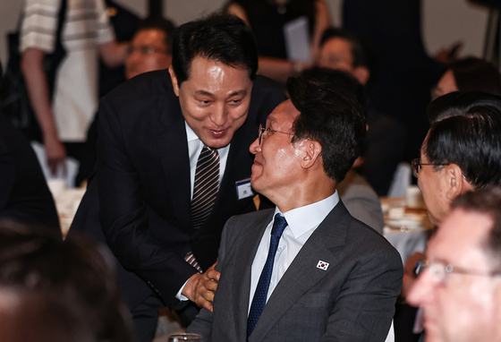 인사 나누는 김민석 총리와 오세훈 시장