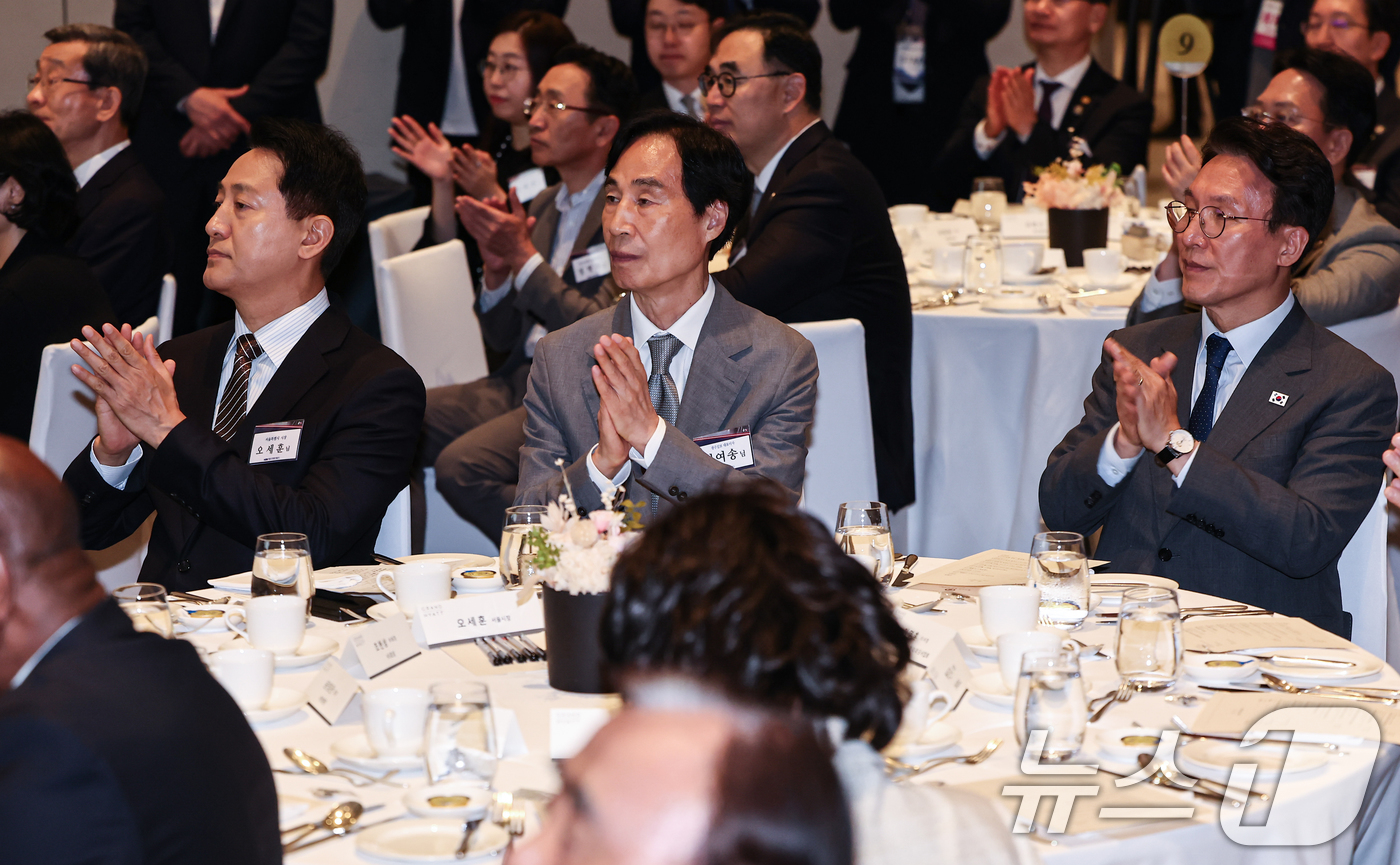(서울=뉴스1) 김도우 기자 = 김민석 국무총리와 오세훈 서울시장이 21일 서울 용산구 그랜드하얏트에서 열린 한미우호 평화 컨퍼런스에 참석해 손뼉을 치고 있다. 2026.6.21/ …
