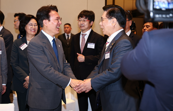 이영훈 이사장과 인사하는 김민석 국무총리