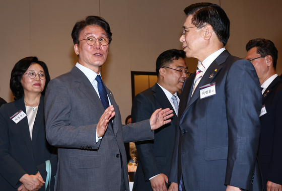 이영훈 이사장과 인사하는 김민석 국무총리