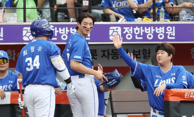 2타점 축하받는 구자욱