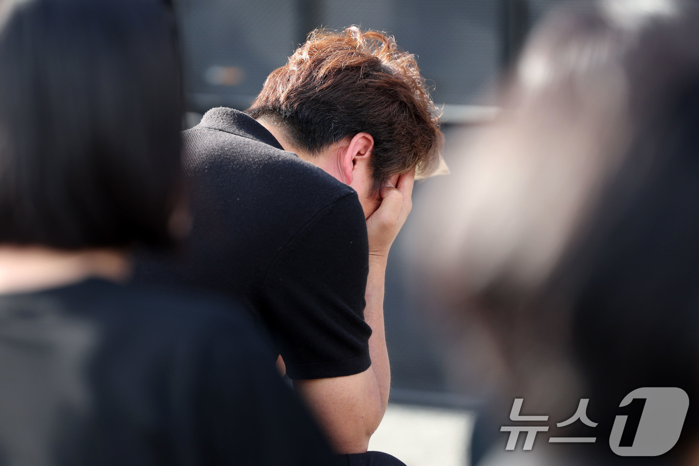 (광주=뉴스1) 이승현 기자 = 21일 광주 광산구 신창동 시민협치진흥원 주차장에서 열린 광주 여고생 흉기 사건 피해자인 고 이채원 양의 49재 추모제에서 이 양의 아버지가 눈물을 …