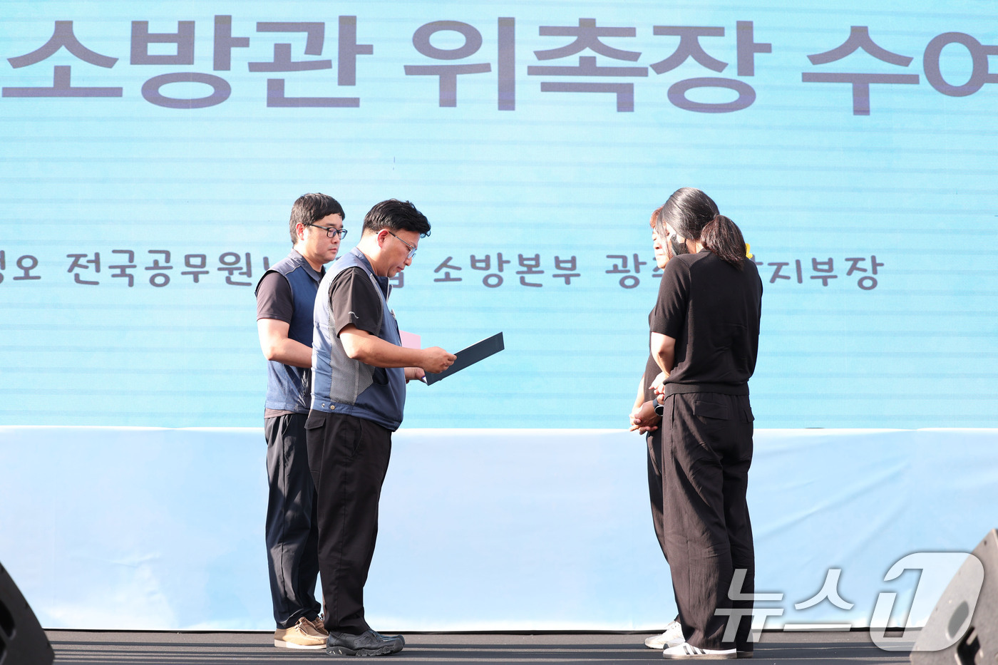 (광주=뉴스1) 이승현 기자 = 21일 광주 광산구 신창동 시민협치진흥원 주차장에서 열린 광주 여고생 흉기 사건 피해자인 고 이채원 양의 49재 추모제에서 전국공무원노동조합 광주소 …