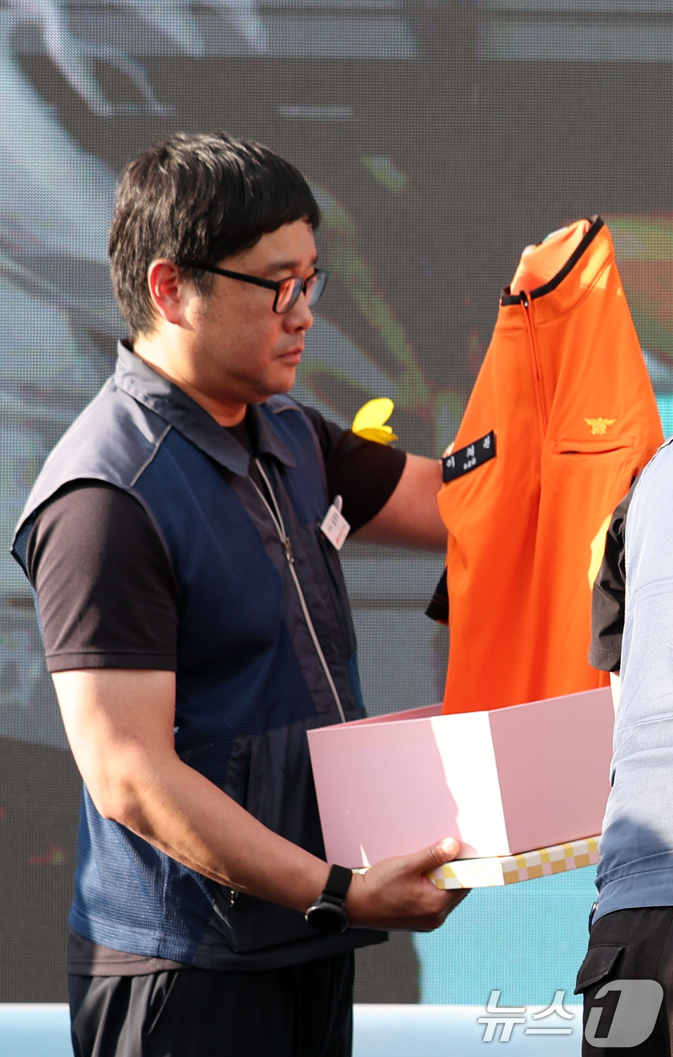 (광주=뉴스1) 이승현 기자 = 21일 광주 광산구 신창동 시민협치진흥원 주차장에서 열린 광주 여고생 흉기 사건 피해자인 고 이채원 양의 49재 추모제에서  전국공무원노동조합 광주 …