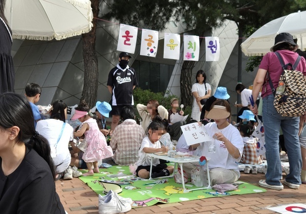 유아차 끌고 주말 봉쇄 시위 참여…태극기 그리는 '올공 유치원'(종합)