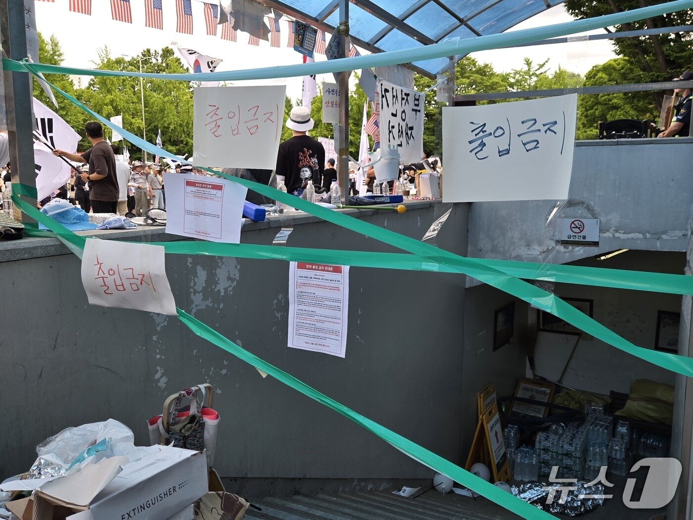 본문 이미지 - 21일 서울시 송파구 올림픽공원 핸드볼경기장 지하 기계실로 통하는 입구에 출입 금지선이 쳐져 있다. 2026.06.21/ⓒ 뉴스1 김범수 수습기자