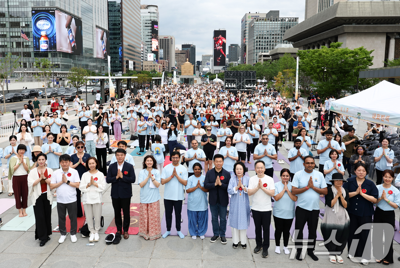 (서울=뉴스1) 최지환 기자 = 21일 오후 서울 종로구 광화문광장에서 열린 '제12회 UN 세계 요가의 날' 한국 공식행사에서 참가자들이 기념촬영을 하고 있다. 2026.6.21 …