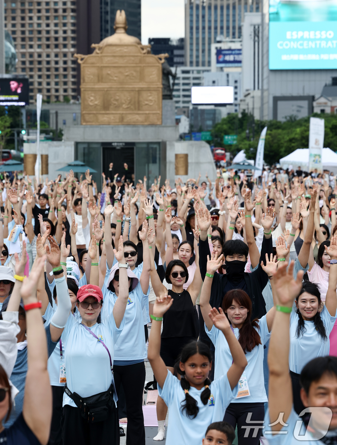 (서울=뉴스1) 최지환 기자 = 21일 오후 서울 종로구 광화문광장에서 열린 '제12회 UN 세계 요가의 날' 한국 공식행사에서 참가자들이 요가 수련을 하고 있다. 2026.6.2 …