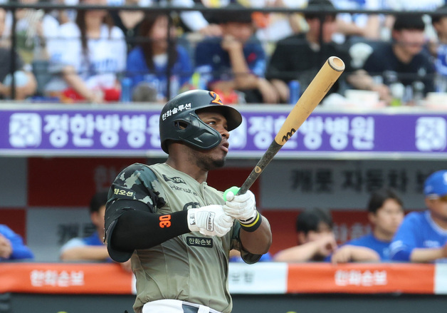 2루타 치는 페라자