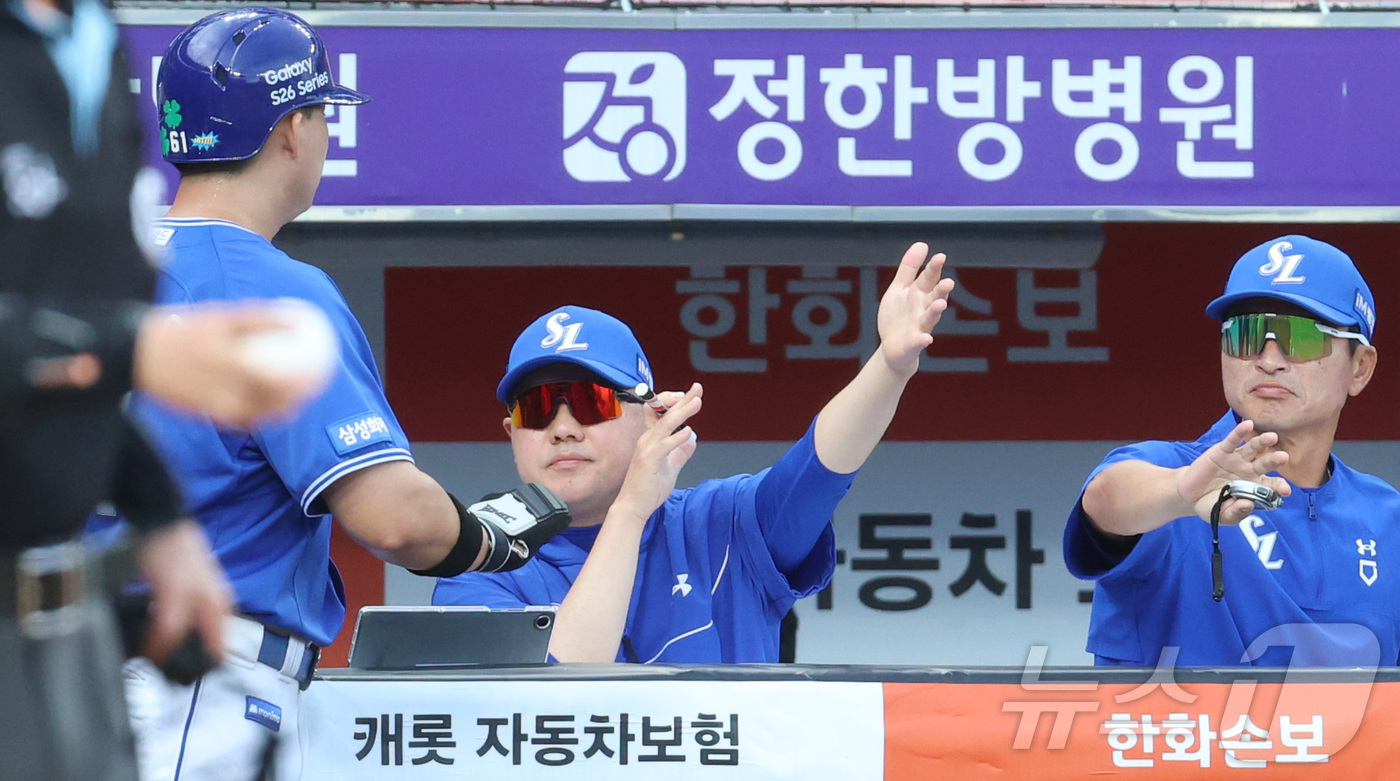 (대전=뉴스1) 김기남 기자 = 21일 대전 한화생명볼파크에서 열린 2026 신한 SOL KBO리그 삼성 라이온즈와 한화 이글스의 경기에서 7회초 무사 1,3루에서 3루주자 전병우 …