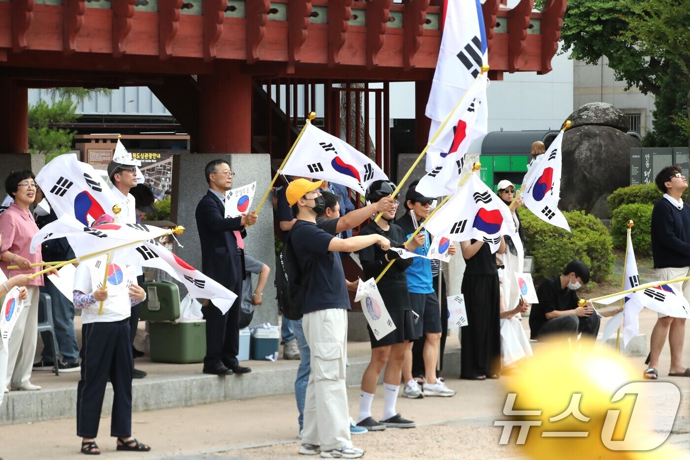 (안동=뉴스1) 신성훈 기자 = 경북 안동시 웅부공원에서 21일 2030청년층부터 장년층까지, 가족단위 등 약 250여명이 모여 '부정선거 재선거, 당일투표 수개표'를 외치고 있다 …