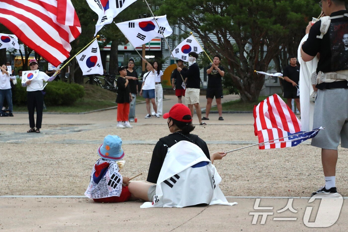 본문 이미지 - 경북 안동시 웅부공원에서 21일 2030청년층부터 장년층까지, 가족단위 등 약 250여명이 모여 '부정선거 재선거, 당일투표 수개표'를 외쳤다. 2026.6.21 ⓒ 뉴스1 신성훈 기자