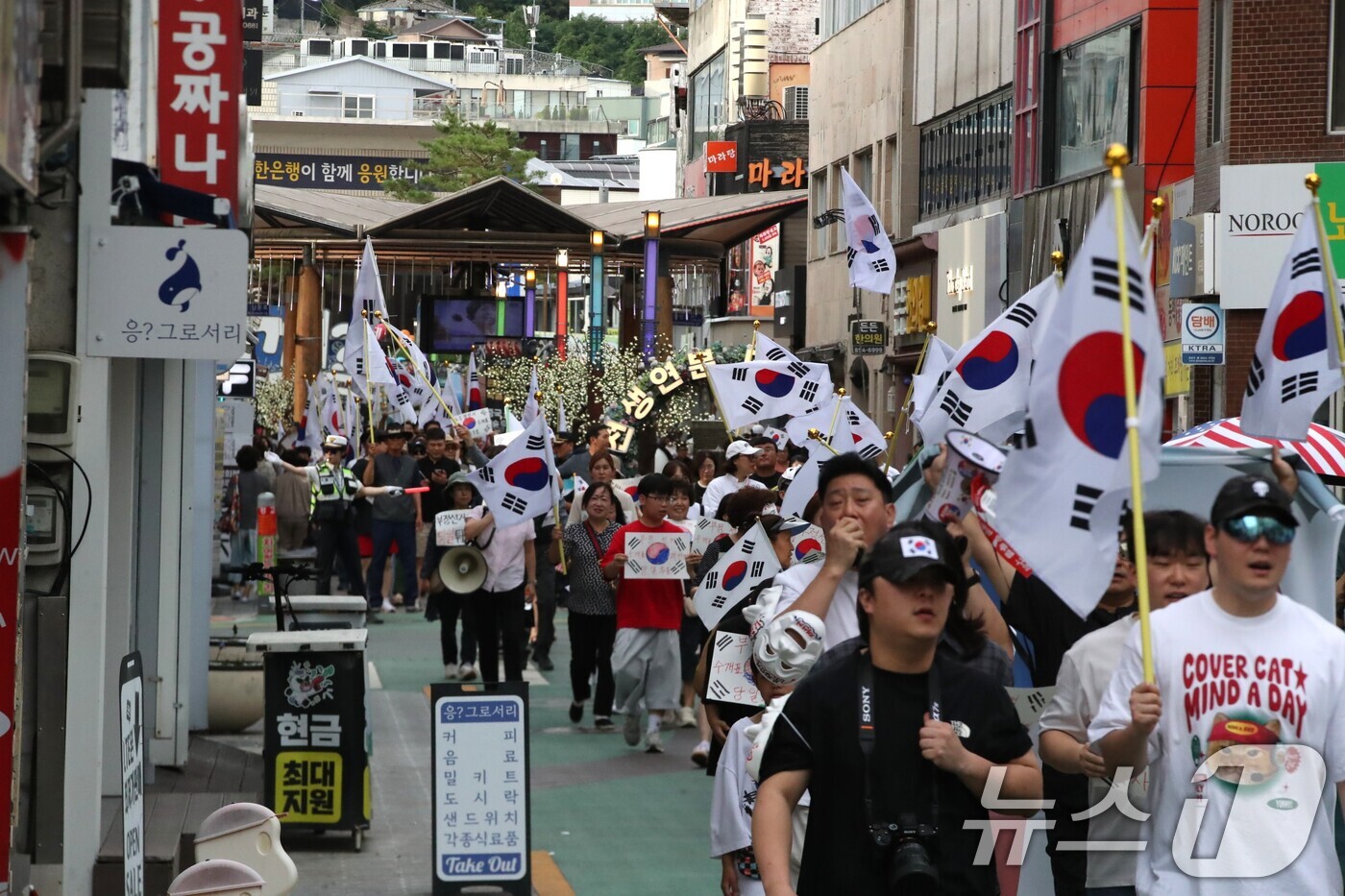(안동=뉴스1) 신성훈 기자 = 21일 경북 안동시 웅부공원에서 청년층부터 장년층까지 가족단위 등 약 250여명이 모여 '부정선거 재선거, 당일투표 수개표'를 외친뒤 행진하고 있다 …