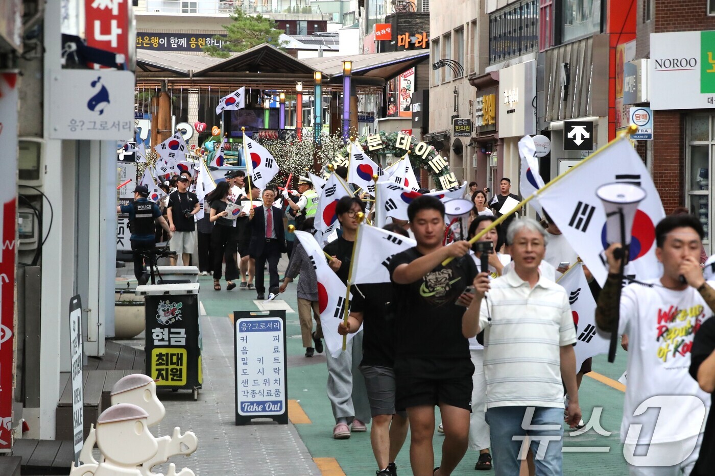 (안동=뉴스1) 신성훈 기자 = 21일 경북 안동시 웅부공원에서 청년층부터 장년층까지 가족단위 등 약 250여명이 모여 '부정선거 재선거, 당일투표 수개표'를 외친뒤 행진하고 있다 …