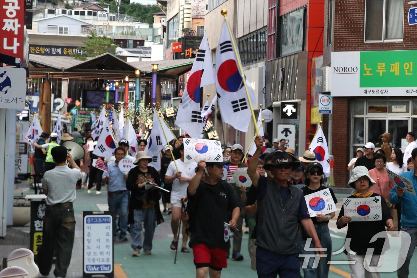 본문 이미지 - 경북 안동시 웅부공원에서 21일 2030청년층부터 장년층까지, 가족단위 등 약 250여명이 모여 '부정선거 재선거, 당일투표 수개표'를 외쳤다. 2026.6.21 ⓒ 뉴스1 신성훈 기자