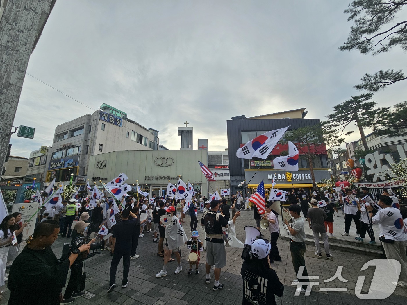 (안동=뉴스1) 신성훈 기자 = 경북 안동시 웅부공원에서 21일 2030청년층부터 장년층까지, 가족단위 등 약 250여명이 모여 '부정선거 재선거, 당일투표 수개표'를 외치고 있다 …