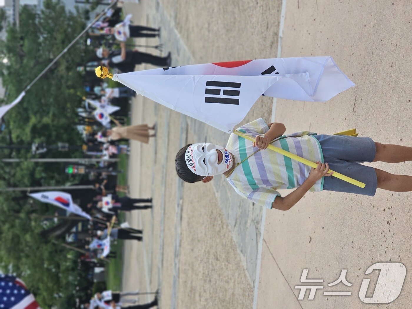 본문 이미지 - 경북 안동시 웅부공원에서 21일 2030청년층부터 장년층까지, 가족단위 등 약 250여명이 모여 '부정선거 재선거, 당일투표 수개표'를 외쳤다. 안동에서는 처음으로 열리는 자율 집회지만, 많은 시민들이 모여 행진과 집회를 이어갔으며, 아무런 사고가 발생하지 않고 무사히 끝났다.2026.6.21 ⓒ 뉴스1 신성훈 기자