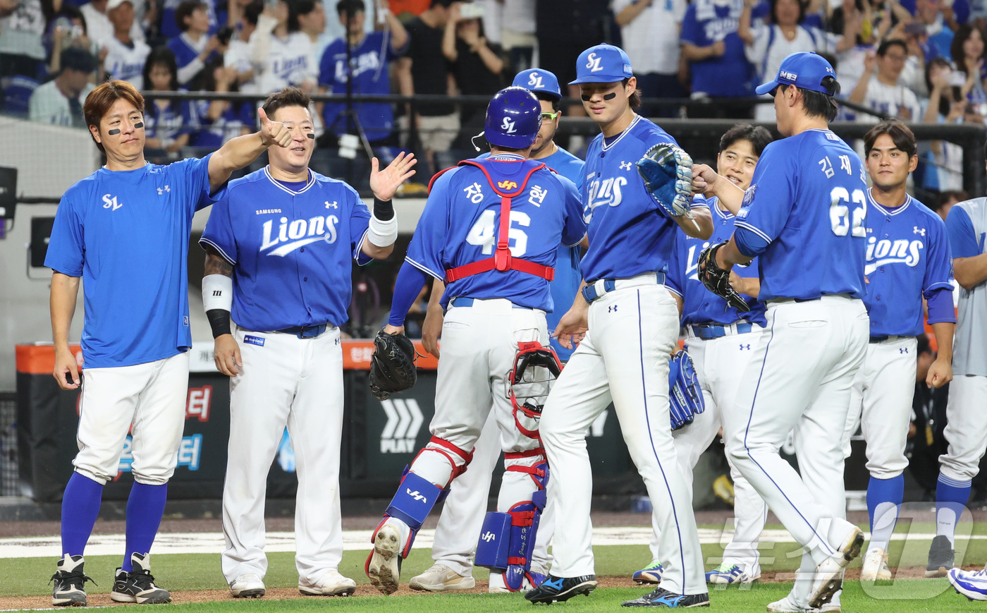 (대전=뉴스1) 김기남 기자 = 21일 대전 한화생명볼파크에서 열린 2026 신한 SOL KBO리그 삼성 라이온즈와 한화 이글스의 경기에서 삼성이 3대1 승리하며 선수들이 기뻐하고 …