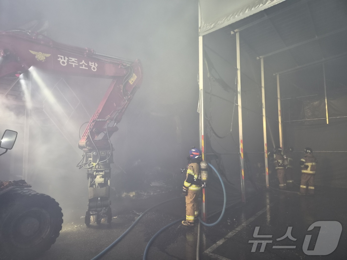 (광주=뉴스1) 이승현 기자 = 21일 오후 화재가 발생한 광주 광산구 송촌동 평동산단 한 의류 공장에서 소방당국이 잔불 정리를 하고 있다. (광산소방 제공. 재판매 및 DB 금지 …