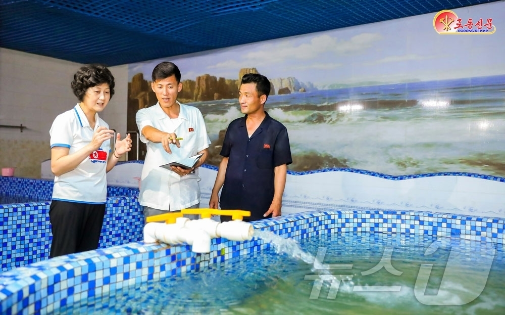(평양 노동신문=뉴스1) = 북한 노동당 기관지 노동신문은 22일 북새원에서 모란봉구역 당위원회 일꾼(간부)들이 편의 봉사 활동을 잘 해나가도록 이끌어주고 있다고 선전했다. [국내 …
