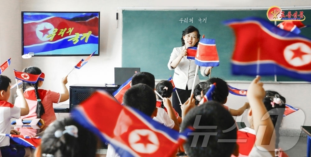 (평양 노동신문=뉴스1) = 북한 노동당 기관지 노동신문은 22일 "매일, 매 순간 국기 앞에 떳떳하기 위해 근로의 땀과 노력, 창조적 지혜와 열정을 배가해 나가는 것이 오늘날 우 …