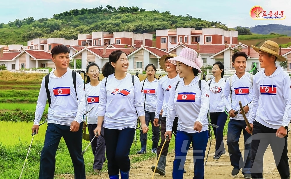 (평양 노동신문=뉴스1) = 북한 노동당 기관지 노동신문은 22일 "매일, 매 순간 국기 앞에 떳떳하기 위해 근로의 땀과 노력, 창조적 지혜와 열정을 배가해 나가는 것이 오늘날 우 …