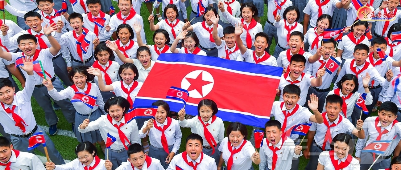 (평양 노동신문=뉴스1) = 북한 노동당 기관지 노동신문은 22일 "매일, 매 순간 국기 앞에 떳떳하기 위해 근로의 땀과 노력, 창조적 지혜와 열정을 배가해 나가는 것이 오늘날 우 …