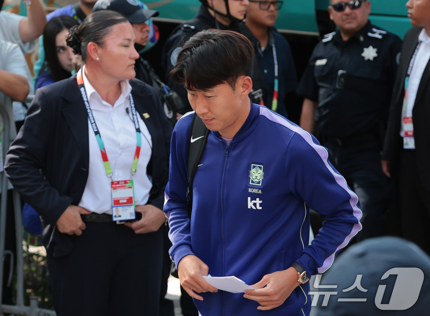 (몬테레이(멕시코)=뉴스1) 박지혜 기자 = 대한민국 축구국가대표팀 주장 손흥민이 21일(현지시간) 멕시코 몬테레이의 대표팀 숙소에 도착하고 있다.한국 축구대표팀은 2026 북중미 …