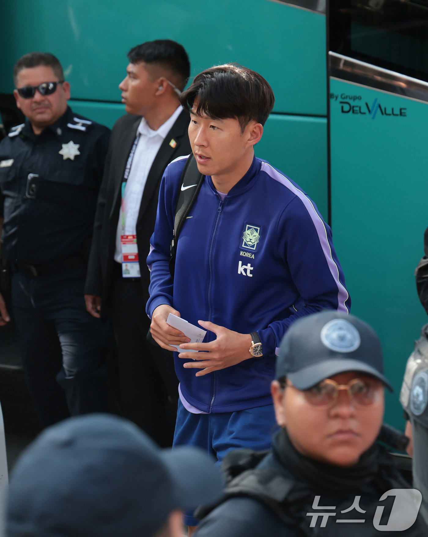 (몬테레이(멕시코)=뉴스1) 박지혜 기자 = 대한민국 축구국가대표팀 손흥민이 21일(현지시간) 멕시코 몬테레이의 대표팀 숙소에 도착하고 있다.한국 축구대표팀은 2026 북중미 월드 …